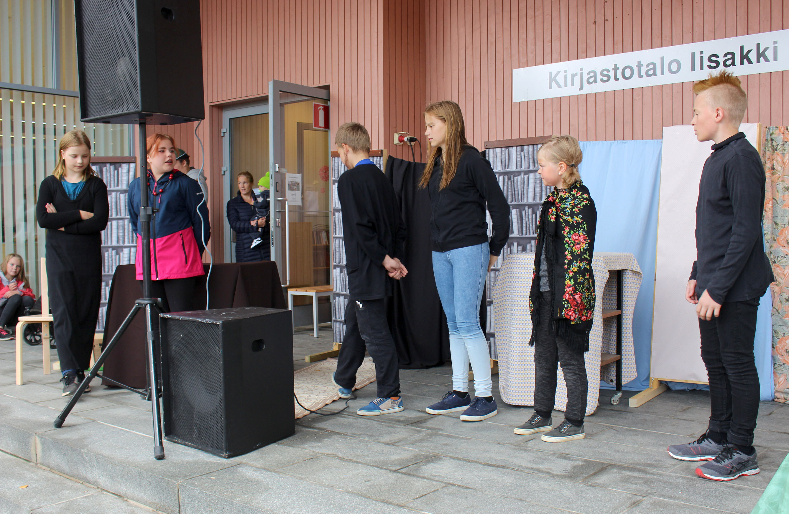 Haakonin arkku-näytelmä sai ensiesityksensä Perttulin torilla. Tassut pystyyn ryhmä on harjoitellut talven näytelmää Tavastkengän koululla Kirsi Kestin johdolla.
