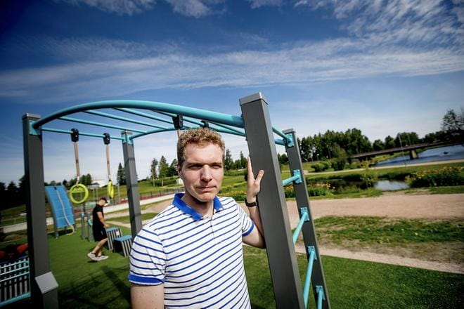 Liikuntatoimen päällikkö Niko Savinaisen mukaan uusi, maksuton ulkokuntosali luo edellytyksiä uusien liikuntamuotojen harrastamiseen. KUVAT: JAAKKO ELENIUS