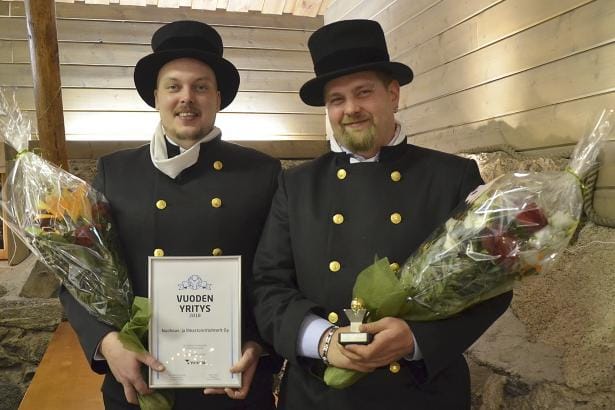 Nuohous- ja ilmastointitohtoreiden Jani Kriikkula ja Jesse Myllymäki ottivat palkinnon vastaan nuohoojien juhla-asuun pukeutuneina. KUVA: JAANA ALA-LAHTI