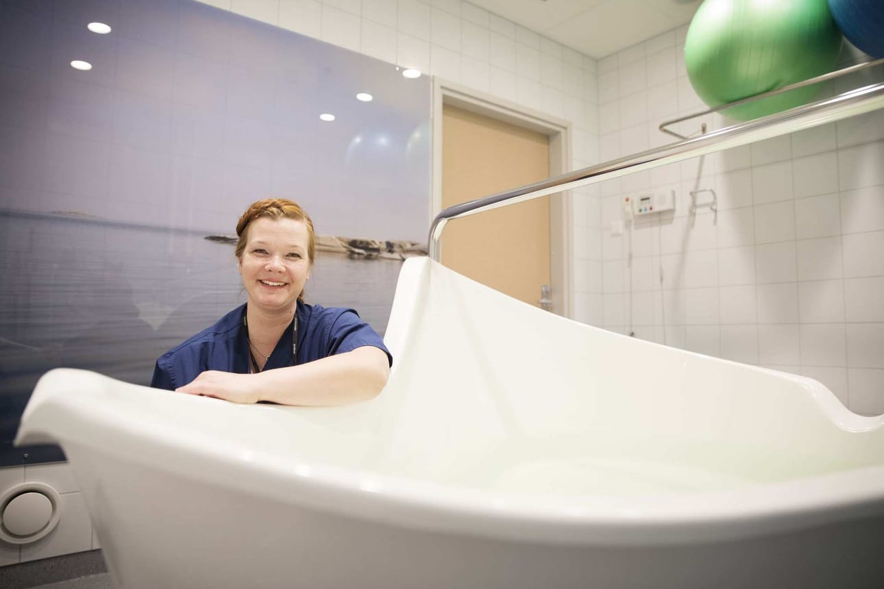 Ties kuinka monet synnyttäjät ovat rentoutuneet tässä ammeessa ja kätilö Eliisa Karttusen huomassa.