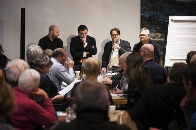 Päätoimittajat Niklas Nyberg, Toni Viljanmaa ja Vesa Koivumäki keskustelivat kielestä kansanedustaja Joakim Strandin johdolla. KUVA JARNO PELLINEN