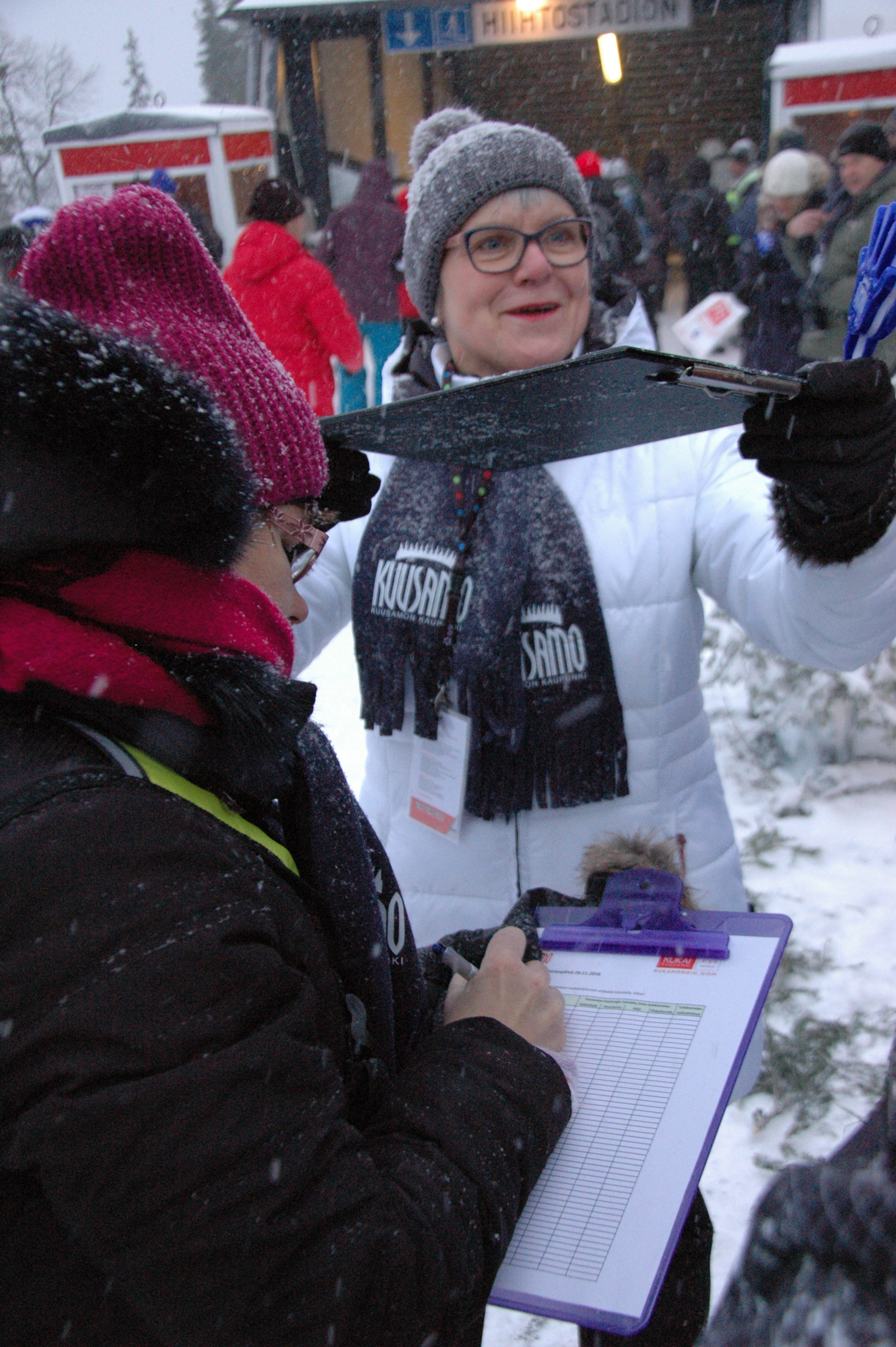 Nimet otettiin kirjoihin. Anne Kultanen suojaa toimitusta lumisateelta.
