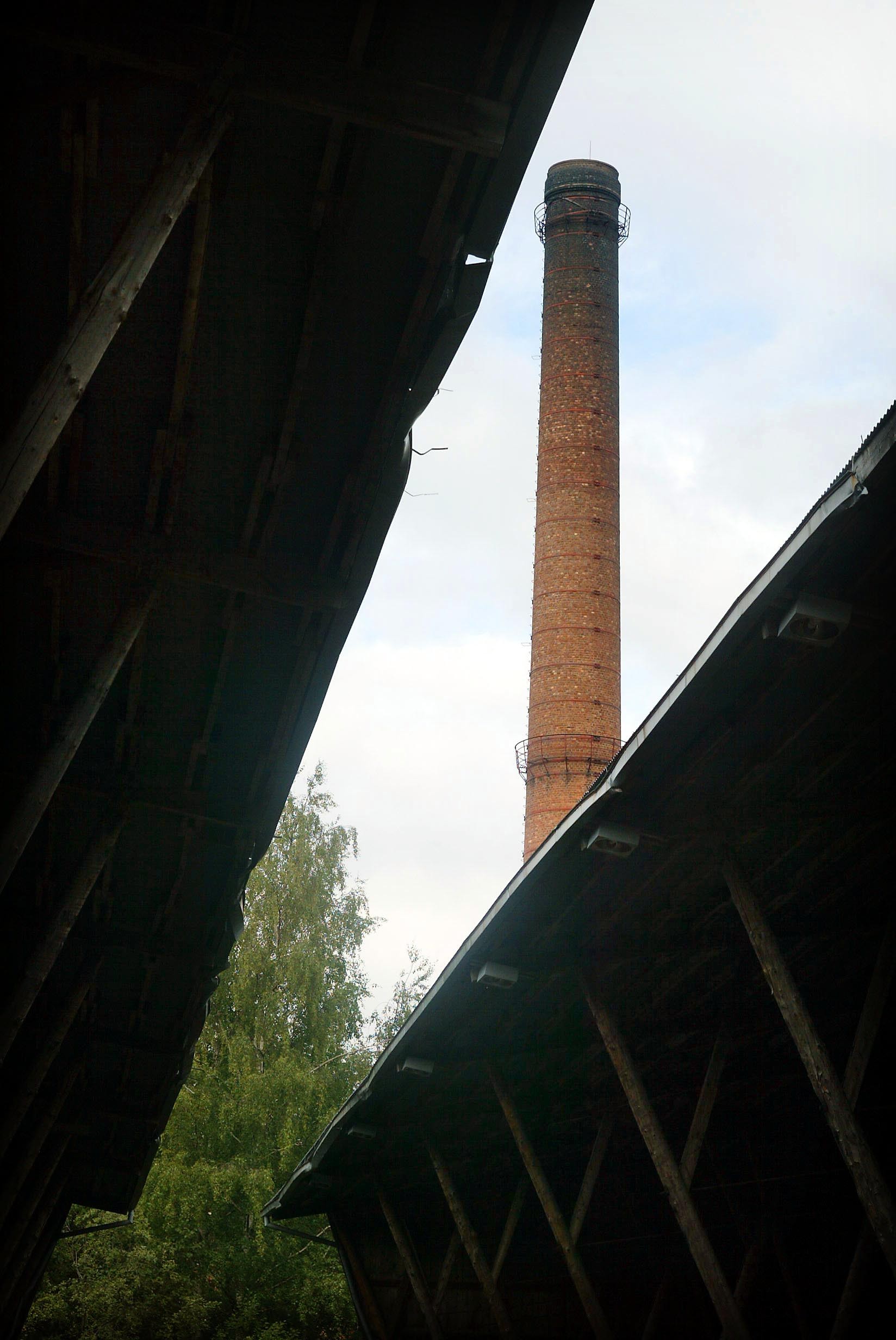 Martinniemen saha lakkautettiin 80-luvulla, ja sahan voimalaitoksen ja piipun suojelusta on käyty pitkä taisto. 