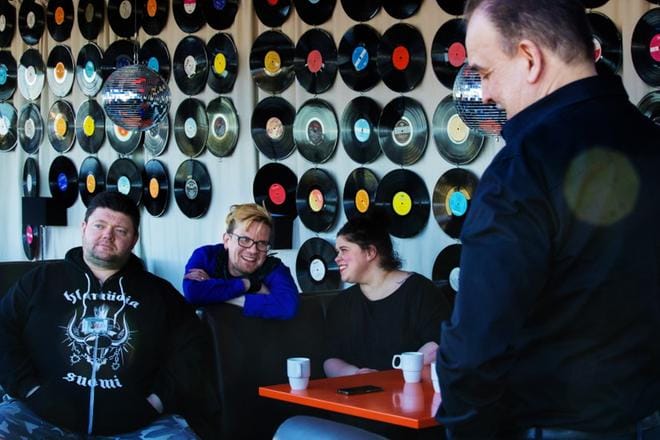 Band Jamin järjestäjillä on hauskaa, kun he muistelevat menneiden vuosien tapahtumia. Vitosen lipuilla tapahtuma ei tuota voittoa, vaan on muusikoiden ja musiikin ystävien perinne. KUVA: MINNA ANTILA
