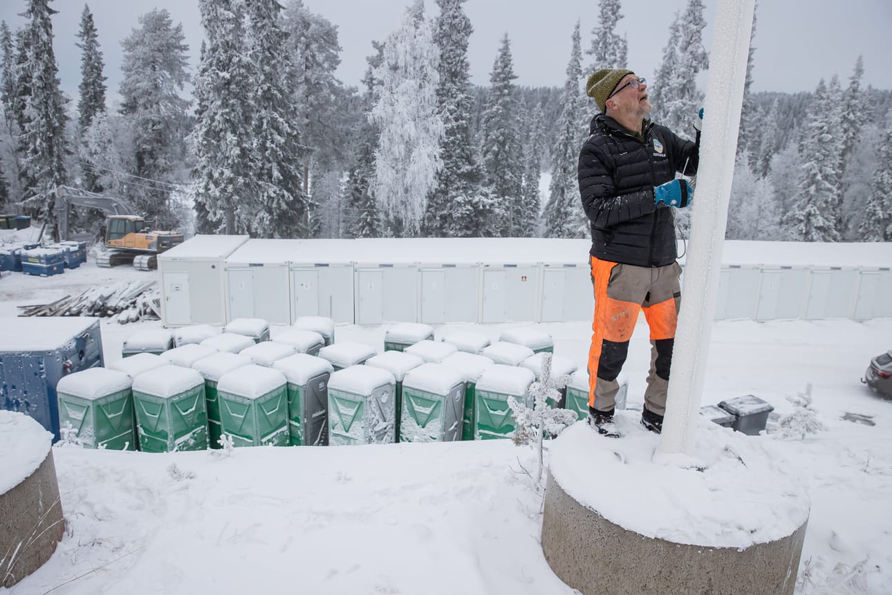 Kuusamon Erä-Veikkojen varapuheenjohtaja Hannu Päivärinta sulatti ja puhdisti tiiminsä kanssa lipputankoja käyttökuntoon.