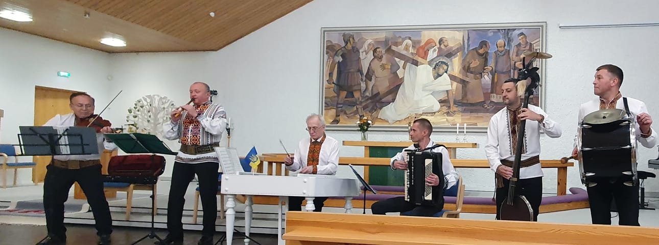 Upea Džerela Karpat -ryhmä Ukrainasta riemastutti yleisöä Pudasjärven seurakuntatalolla.