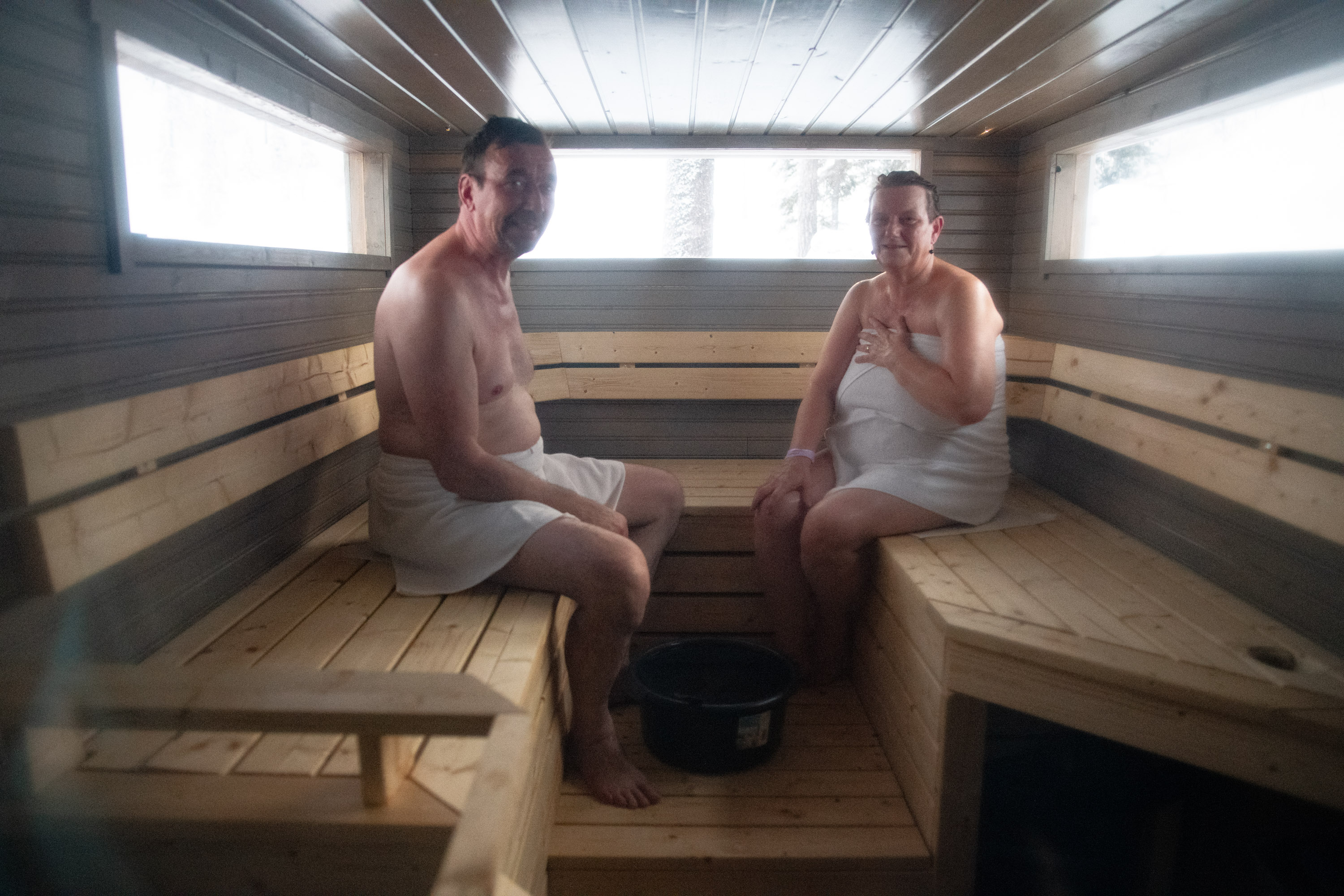 Leppoisaa täällä on istuskella, ja katsella ikkunasta hiihtostadionille, Anne ja Simo Pekka Sipola naurahtavat.