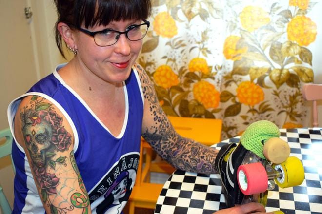 Pari vuotta roller derbyä harrastanut Sari Koski sanoo lajin näyttävän hurjemmalta kuin oikeasti on. Hän kertoo vaihtavansa luistinten renkaat aina pelikentän materiaalin mukaan. Se ja hyvät suojavarusteet tekevät rajusta kontaktilajista turvallisemman. Kuvat: Katja Lahti