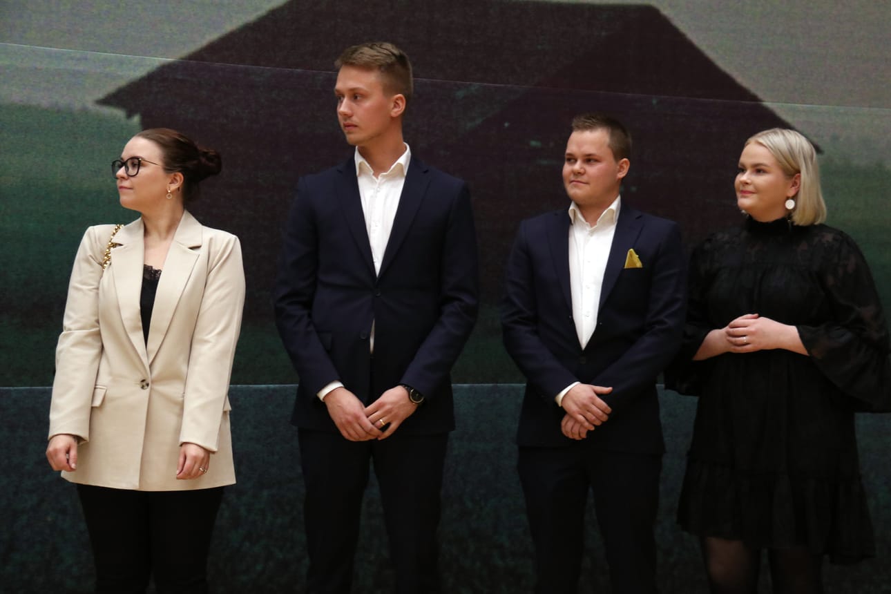 Kristiina Laakso, Lauri Hölsömäki, Pauli Laakso ja Emma Kivikangas vastaanottivat huomionosoituksensa itsenäisyyspäivän juhlan lopulla.