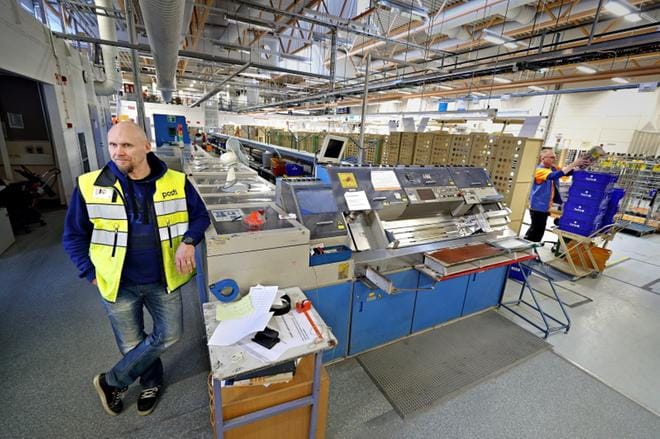 Suomen vanhin kirjelajittelukone muuttui turhaksi, sillä lajiteltavaa on enää vähän. – Kirjelajittelukone puretaan helmikuun aikana pois, tuotantoesimies Kari Tikkanen kertoo. KUVA: KARI LÖFHJELM