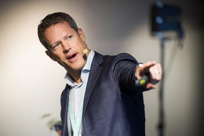 Martin Anderlind Northvoltista kertoo, että Vaasan sitoutuneisuus ja innostus akkubisnekseen ovat hyviä lähtökohtia, jotta kaupunkiin saadaan tulevaisuudessa akkutehdas. KUVA: JARNO PELLINEN