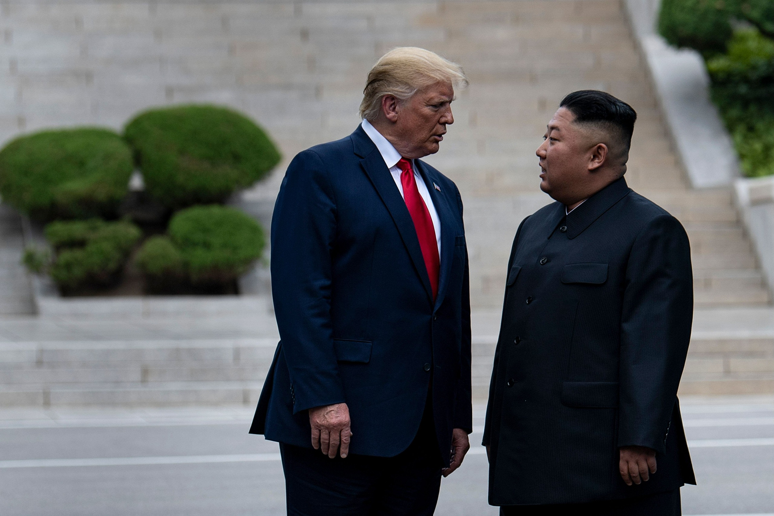 Trump lähti matkaan kohti Aasiaa, haluaisi tavata Pohjois-Korean johtajan Kim Jong-unin