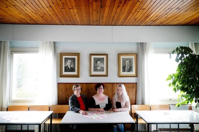 Elise Laitila, Johanna Reinilä ja Aliina Reinilä halusivat tulla kuvatuiksi oman puolueen presidenttien kuvien alla Ilmajoen työväentalolla. KUVA: JAAKKO ELENIUS