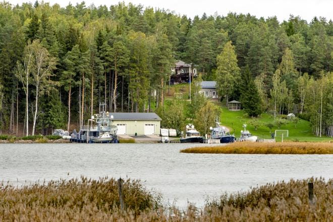 Poliisin kotietsinnät syyskuun loppupuolella kohdistuivat esitutkinnassa Airiston Helmen kiinteistöihin Turun saaristossa. KUVA: Jari Laurikko