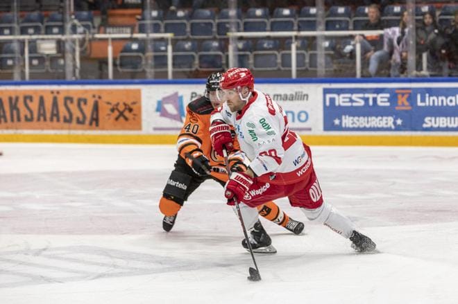 Roope Talaja luistelee tänäänkin Sportin ykkösketjun vasemmalla laidalla. KUVA: TOMI VESAHARJU