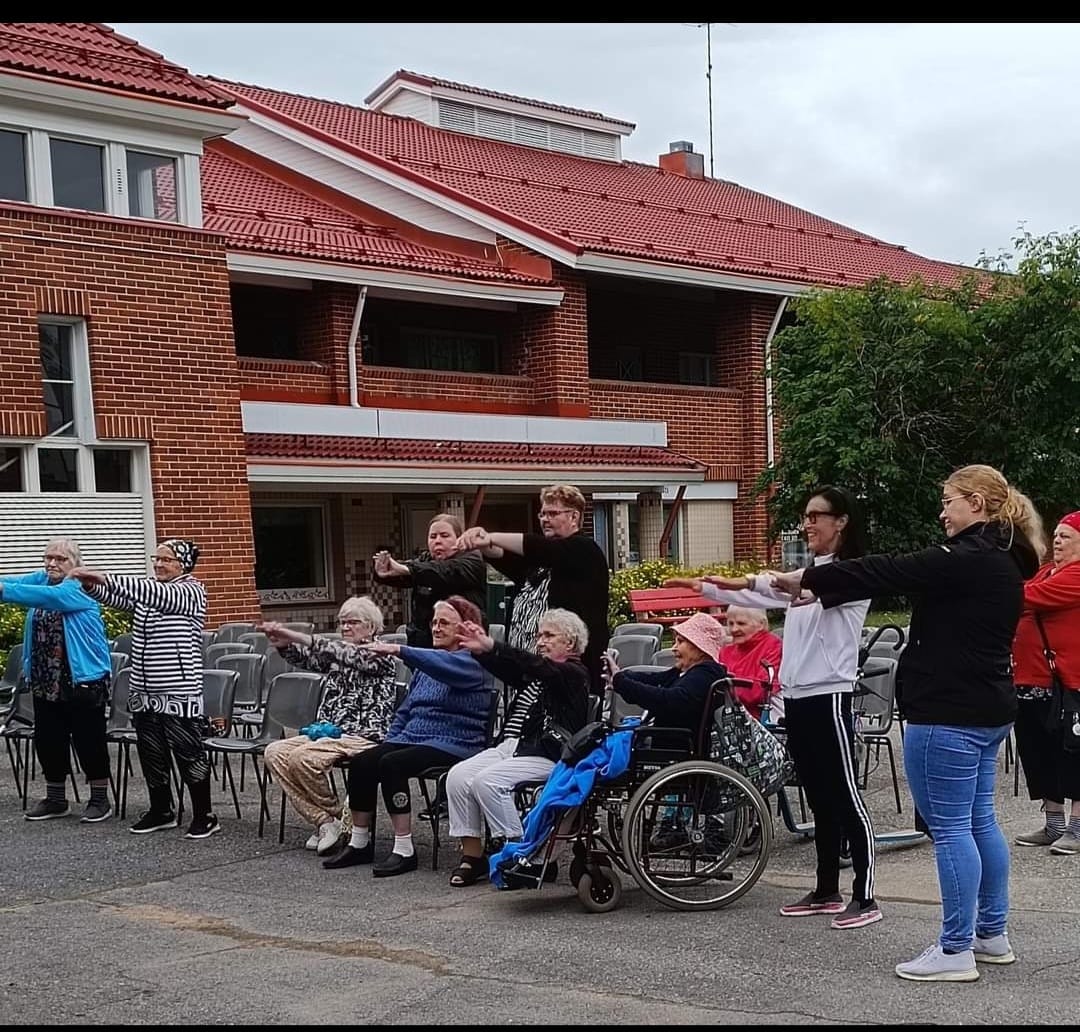 Yhteisvastuun toripäivässä jumpattiin Tiina Honkasen johdolla.