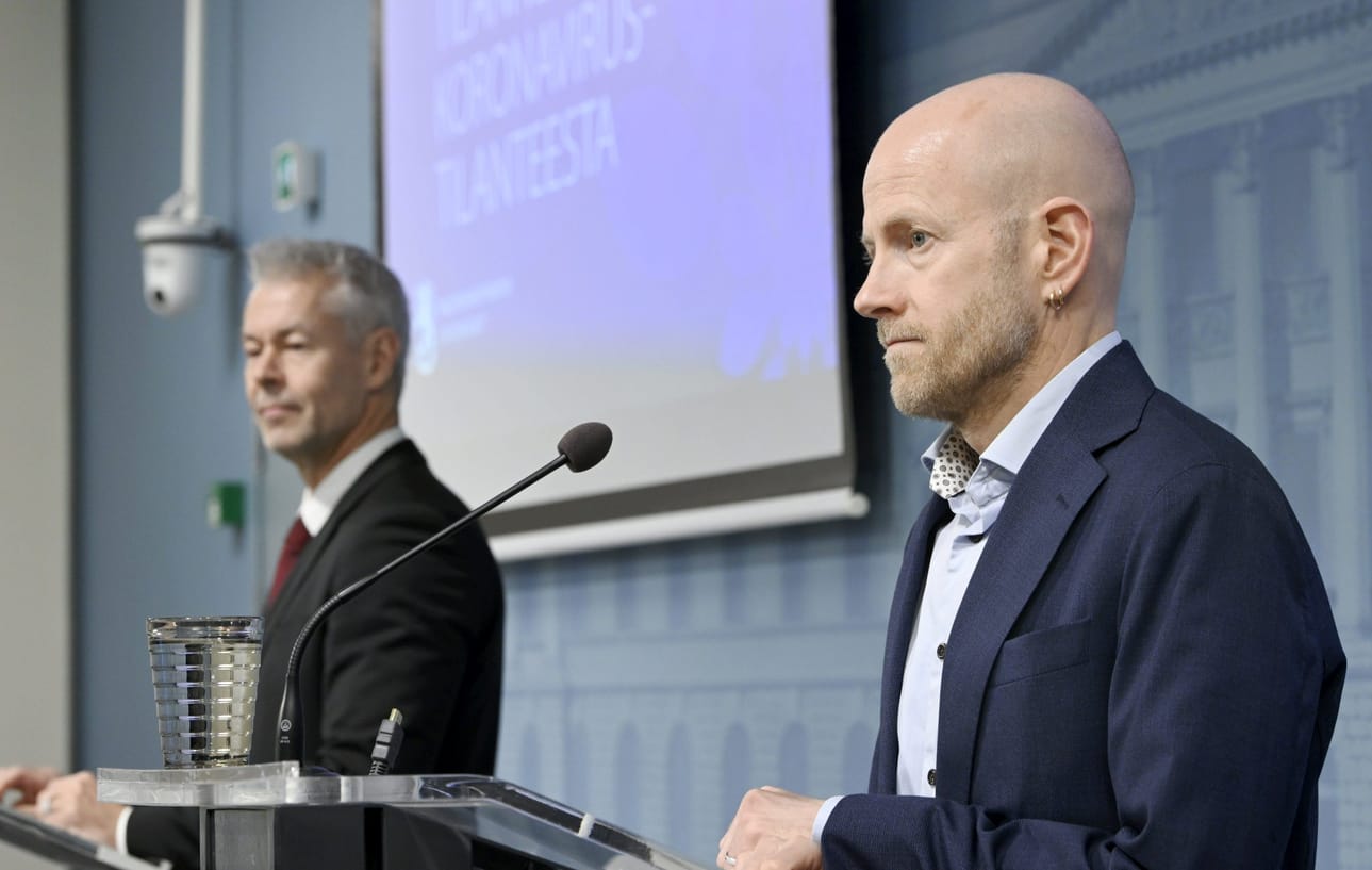 Koronavirusta esiintyy runsaasti kaikkien seurantapaikkakuntien jätevesissä. Sosiaali- ja terveysministeriön (STM) osastopäällikkö Taneli Puumalainen (vas.) ja Terveyden ja hyvinvoinnin laitoksen (THL) johtaja Otto Helve STM:n ja THL:n koronavirusepidemian tilannekatsauksessa torstaina. LEHTIKUVA / Markku Ulander