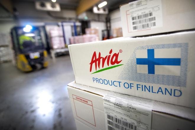 Atria toimittaa sianlihaa myös Kiinan markkinoille. Tässä tuotteita lastataan kontteihin pakkasvarastolla Seinäjoen Roveksessa. KUVA: MATTI HAUTALAHTI