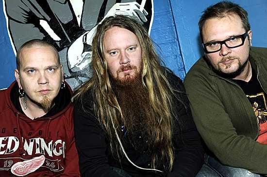 Kotiteollisuus eli rumpali Jari Sinkkonen (vas.) kitaristi-laulaja Jouni Hynynen ja basisti Janne Hongisto lanseeraa pian uuden albumin.