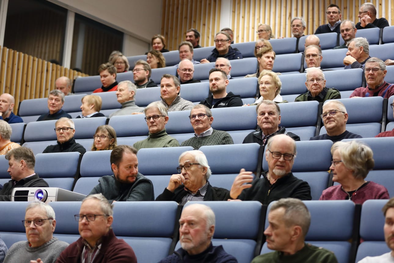 Lähes satapäinen yleisö oli lähtenyt kuuntelemaan varautumiseen liittyvää tietoiskua.