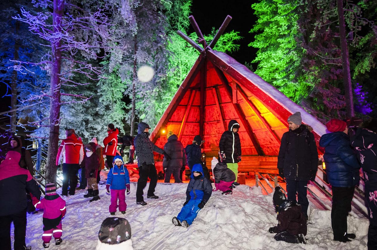 Pakkanen ei haitannut Joulupukkia odottavia lapsia.