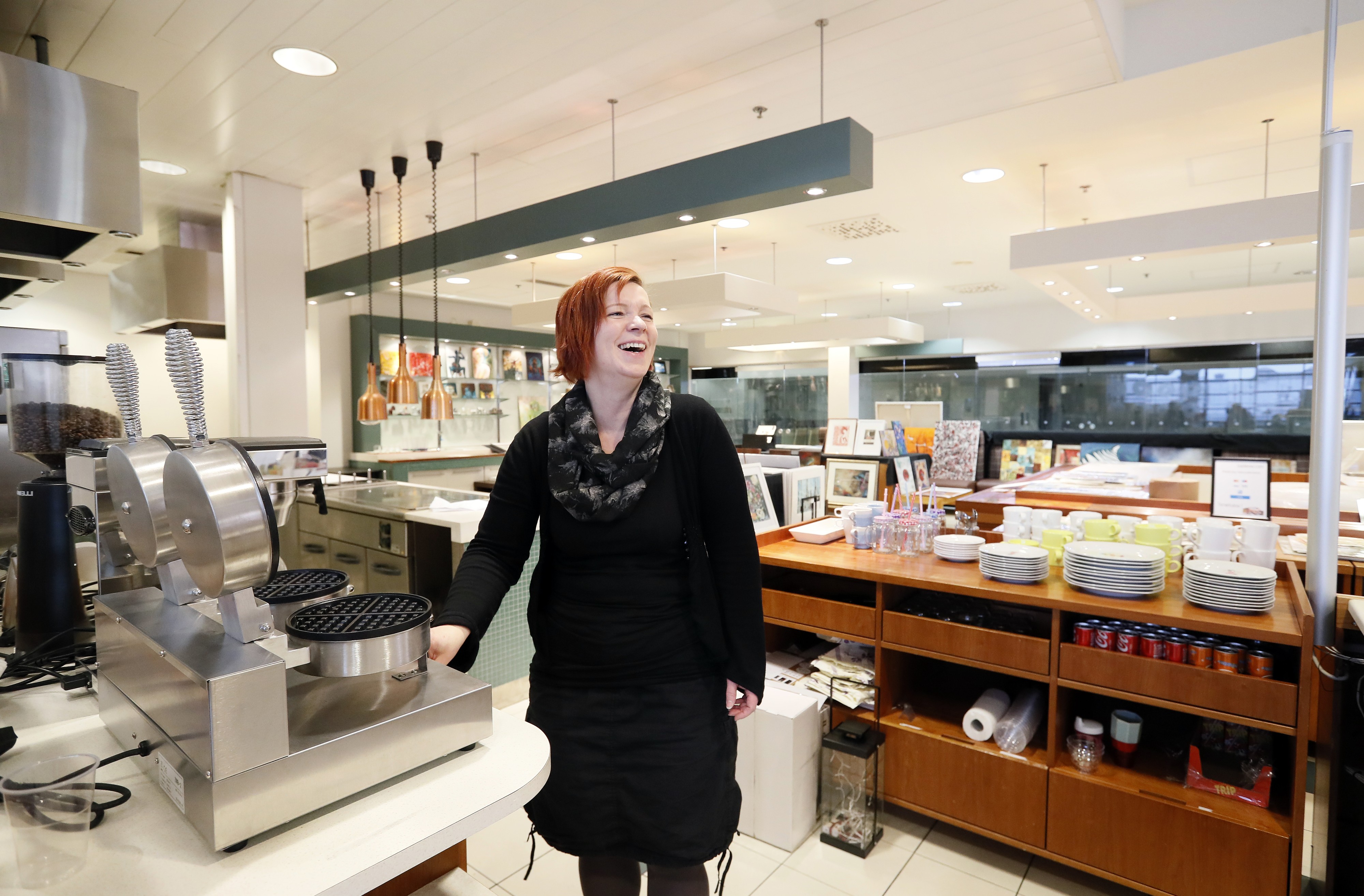 "Katutasossa en olisi pärjännyt taloudellisesti",
Anu Korjonen sanoo. Houkuttimena uusissa tiloissa 
on myös kahvila.