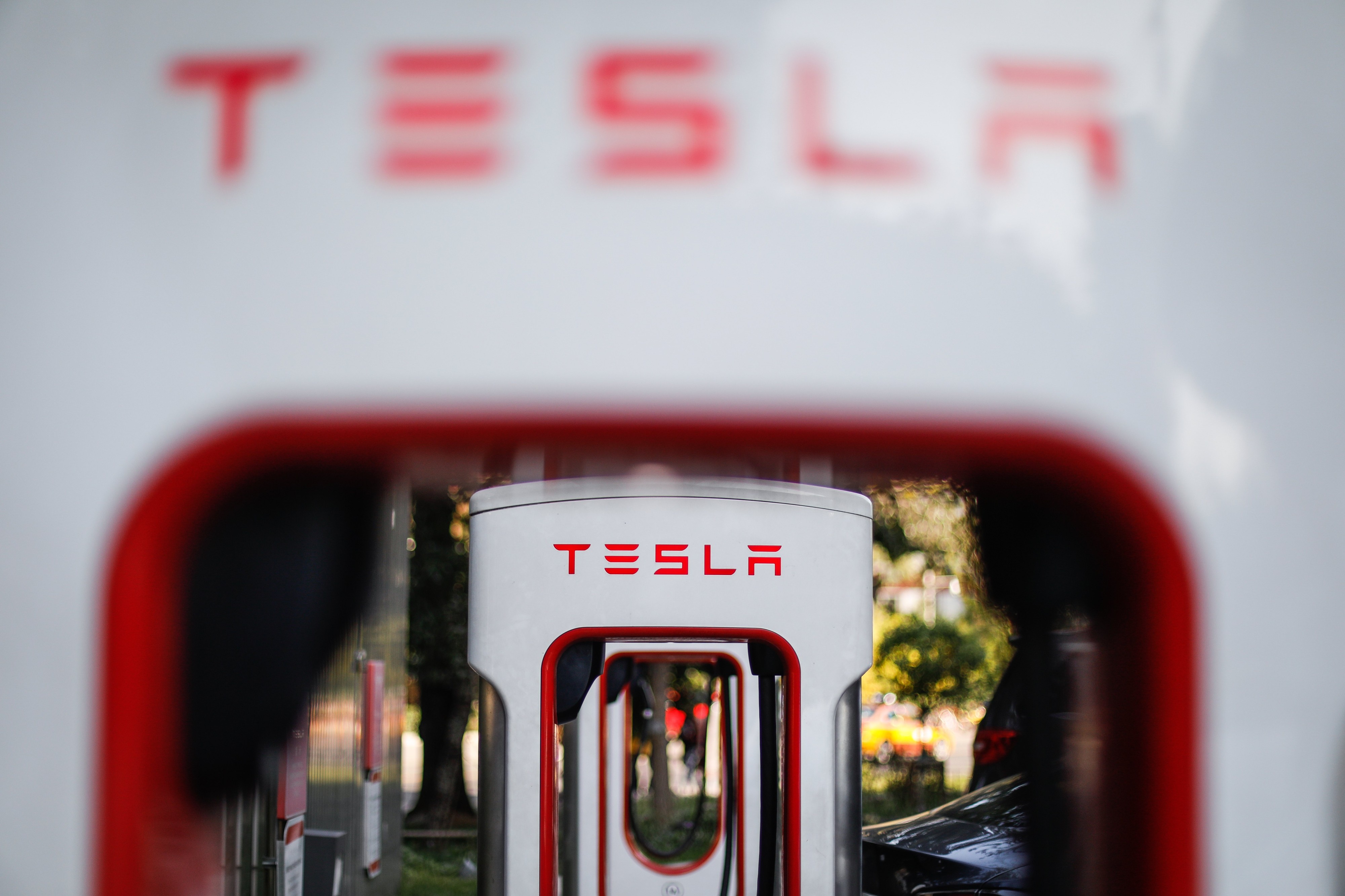Tesla esitteli sähkörekan ja uuden urheiluauton - rekka kulkee 800 ...