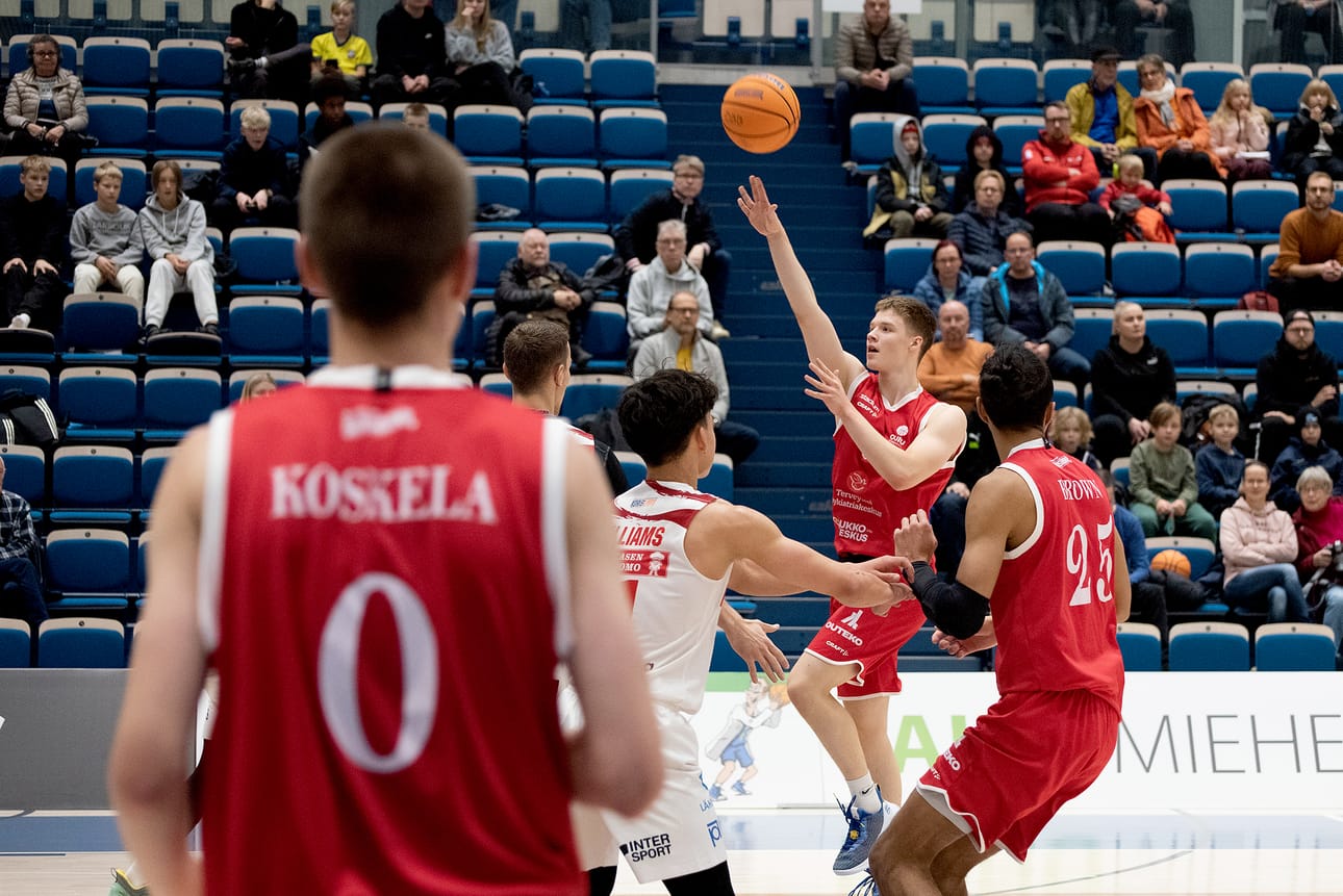 Viljami Valkama pussitti Oulu Basketballille 21 pistettä.