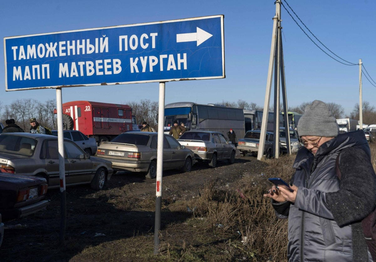 Autot jonottivat Venäjän rajatarkastuspisteelle Itä-Ukrainassa Luhanskin alueella lauantaina. LEHTIKUVA/AFP