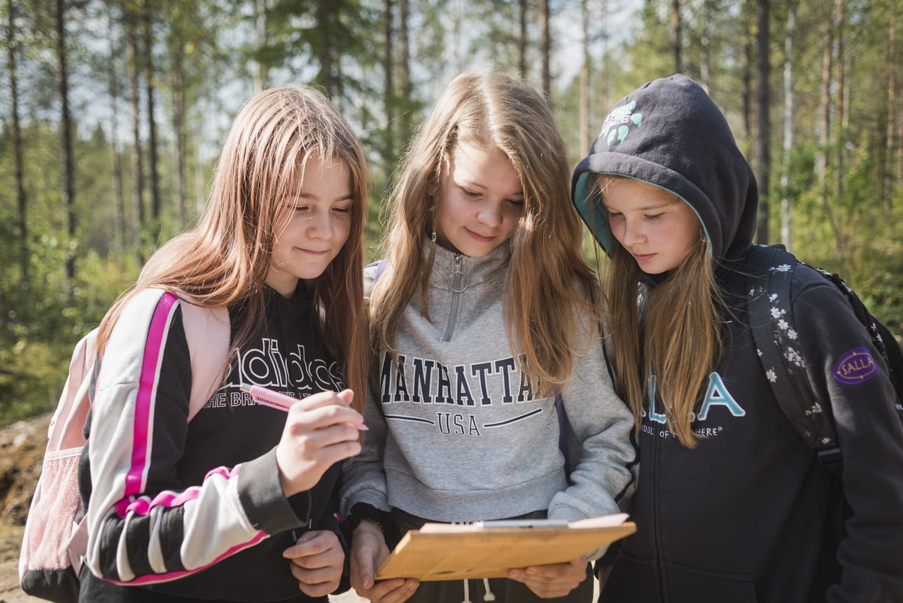 Kati Kumpula, Elmiina Kämäränen ja Kiia Niskanen tutkivat listaa, johon koko luokka yritti keksiä niin monta käyttötarkoitusta puulle kuin suinkin mahdollista. Lopulta niitä oli paperintäydeltä.