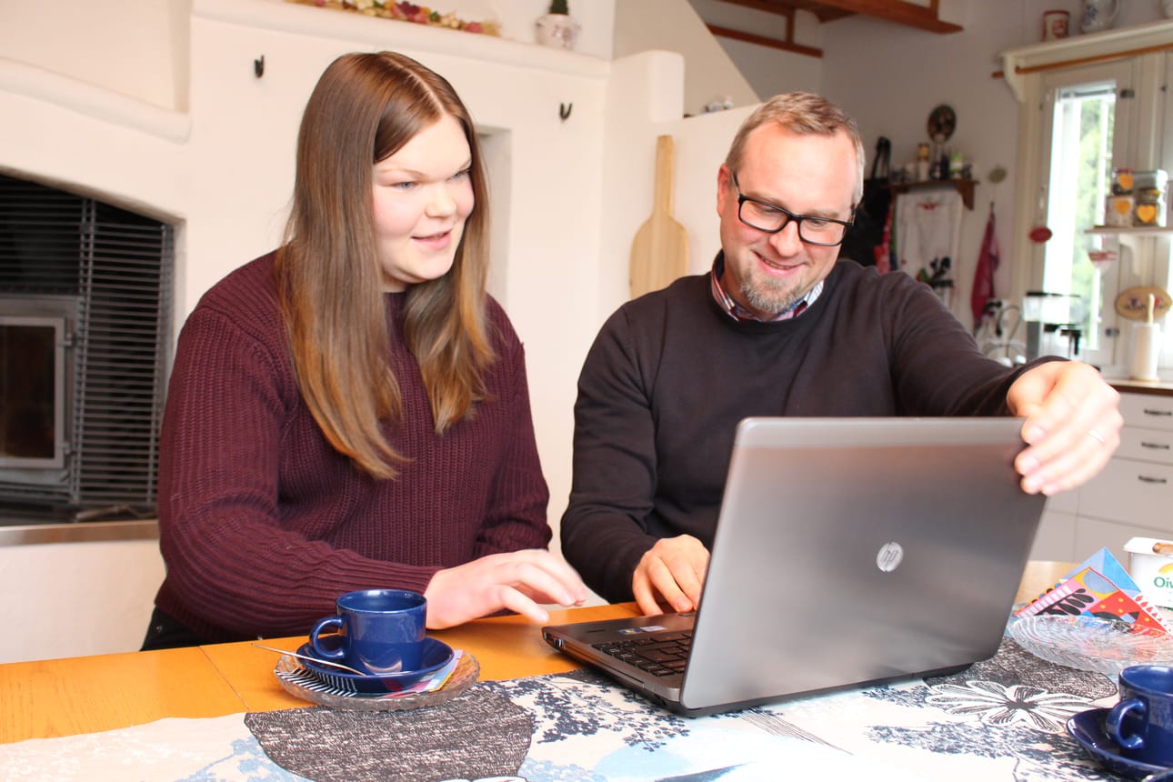 Erika Huovinen ja Iván Balázs-Helander muistelivat Pyhännän maa- ja kotitalousseuran ystävyyskylässään Boldogasszonyfassa käyntiä valokuvia katsellen.