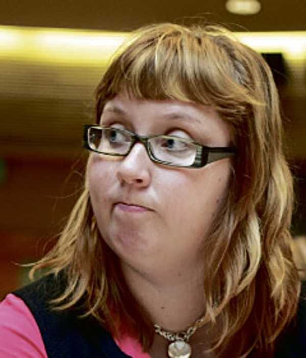 Liikenneministeri Merja Kyllönen (vas.) haluaa jalankulkijoiden turvaksi tiukempia rangaistuksia.