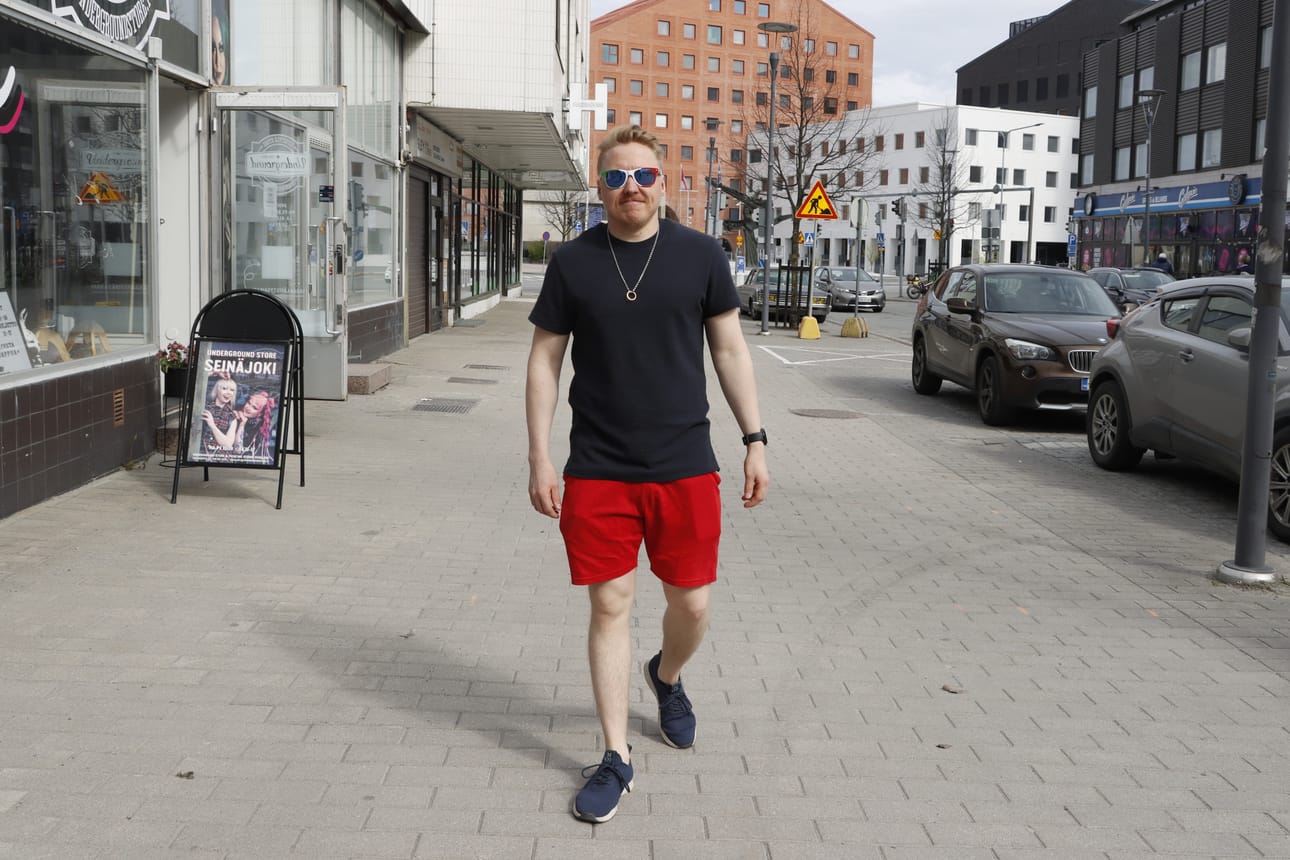 Roope Ekman uskoo, että shortsit pysyvät hänen jalassaan, mikäli sää jatkuu aurinkoisena.