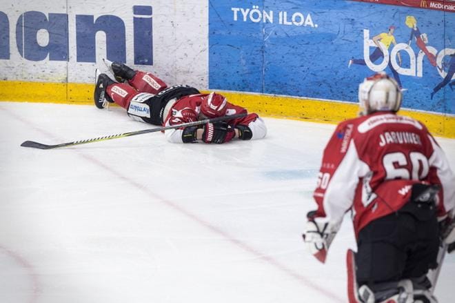 Viime lauantaina Ilveksen Mike Halmon taklaamaksi tullut Jyri Niemi ei ole toipunut pelikuntoon viikonlopun otteluihin. Kuva: Paula Kaskimaa