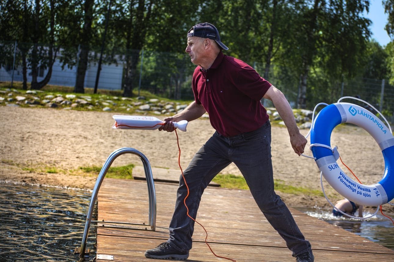 Viljo Lohilahti heittää pelastusrenkaan. Renkaassa on keskellä narukerä, joka jätetään heittäjän käteen pelastettavan hinaamiseksi. Pelastustöissä on tärkeää rohkeus tarttua toimeen.