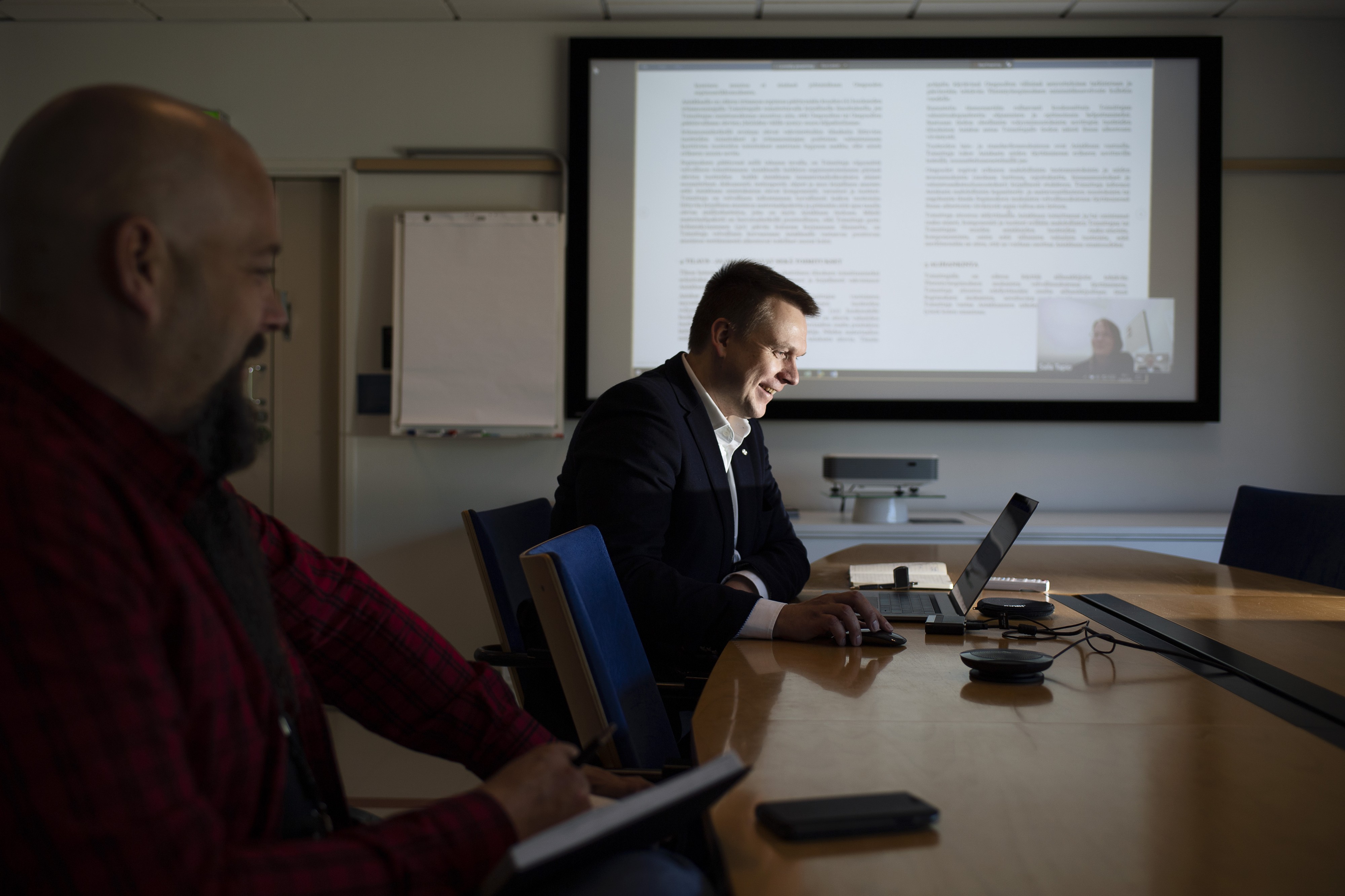 DA-Groupin toimitusjohtaja Sami Kotiniemi työskentelee Forssassa, mutta on päivittäin verkon kautta yhteydessä työntekijöihinsä eri puolille Etelä-Suomea.