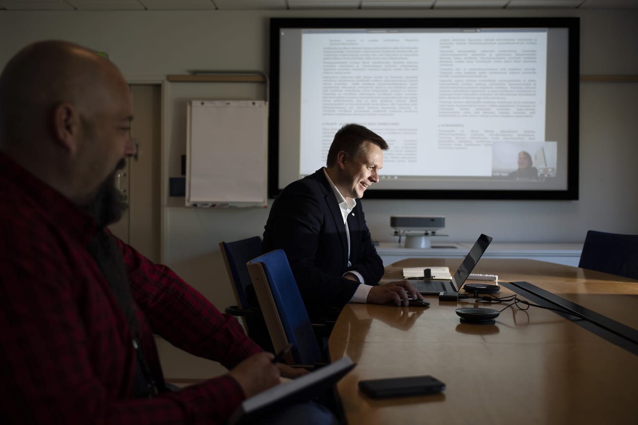 DA-Groupin toimitusjohtaja Sami Kotiniemi työskentelee Forssassa, mutta on päivittäin verkon kautta yhteydessä työntekijöihinsä eri puolille Etelä-Suomea.