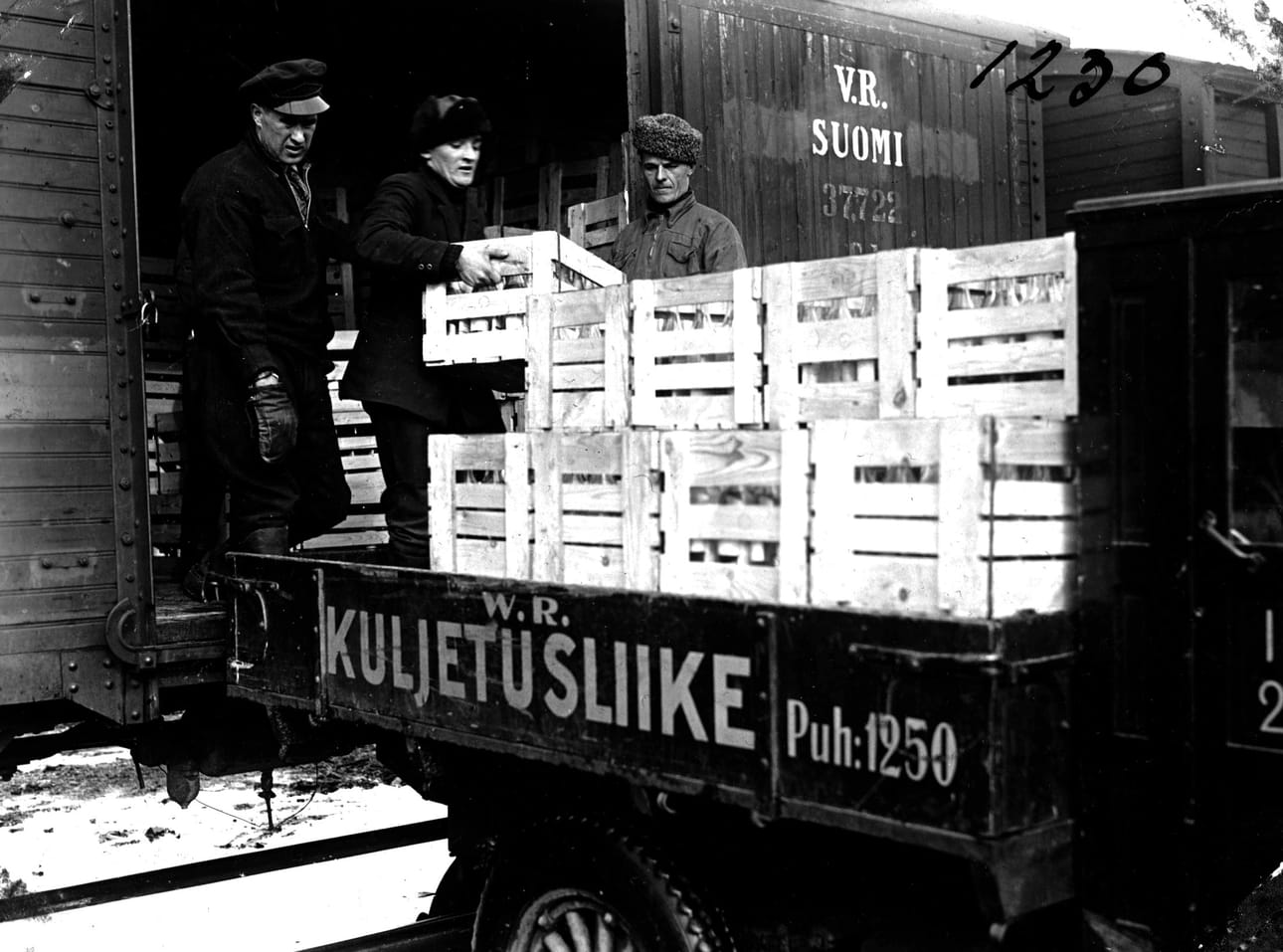 Oulun alkoholiliikkeeseen tuotavia juomia lastattiin junasta kuljetusautoon Oulun ratapihalla.