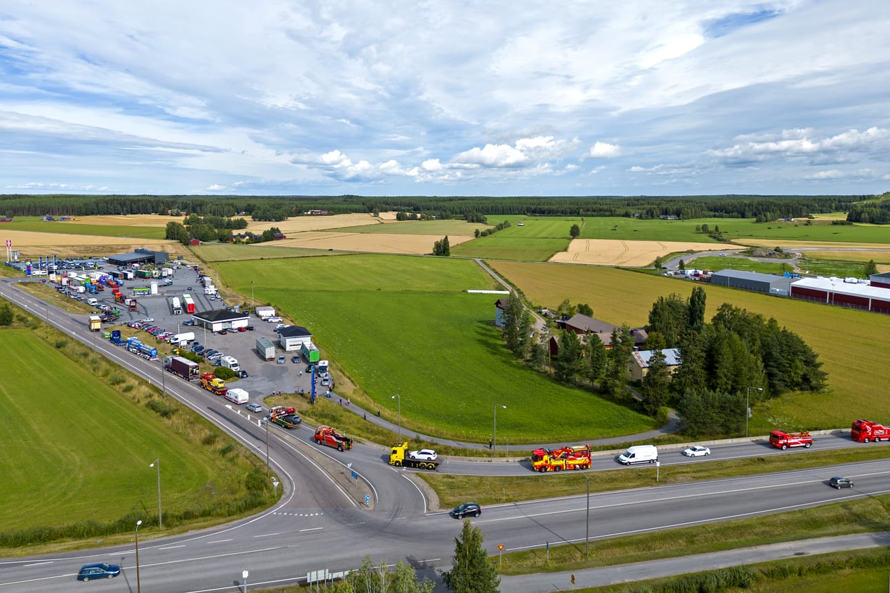 Pohjalaiset ottivat uteliaina vastaan valtateiden kuninkaat, jotka olivat matkalla kohti Kauhavan Alahärmää. Kymmenien kustomoitujen rekkojen letkassa ajavat ajoneuvot ovat osallistumassa Power Truck Show`n autonäyttelyyn.