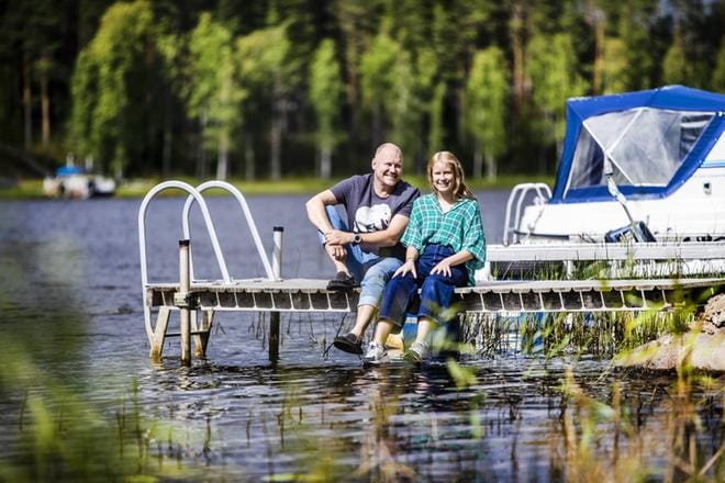 Janne ja Vieno asustelevat viikonloppujen esityspäivät Kivitipun mökissä Lappajärven rannalla. Alkuviikot he viettävät Helsingissä. KUVAT: KRISTA LUOMA