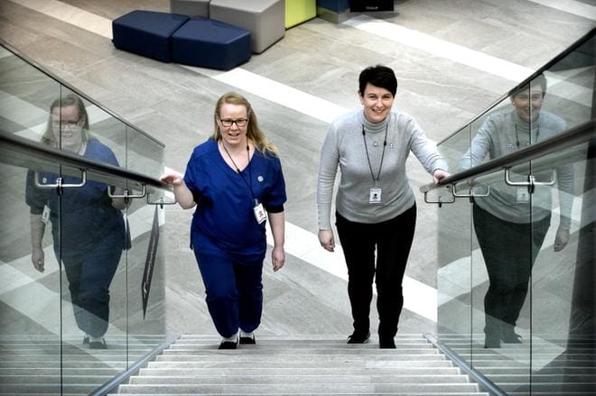 Marja Tapanainen (oik.) kiittelee poikkeusajan saumattomasta yhteistyöstä hygieniahoitajakollegoitaan sekä tartuntataudeista vastaavia hoitajia ja lääkäreitä. Tapanainen sekä Elina Koppelomäki palkittiin maanantaina vuoden alueellisina sairaanhoitajina. Kuva: Jouko Hänninen