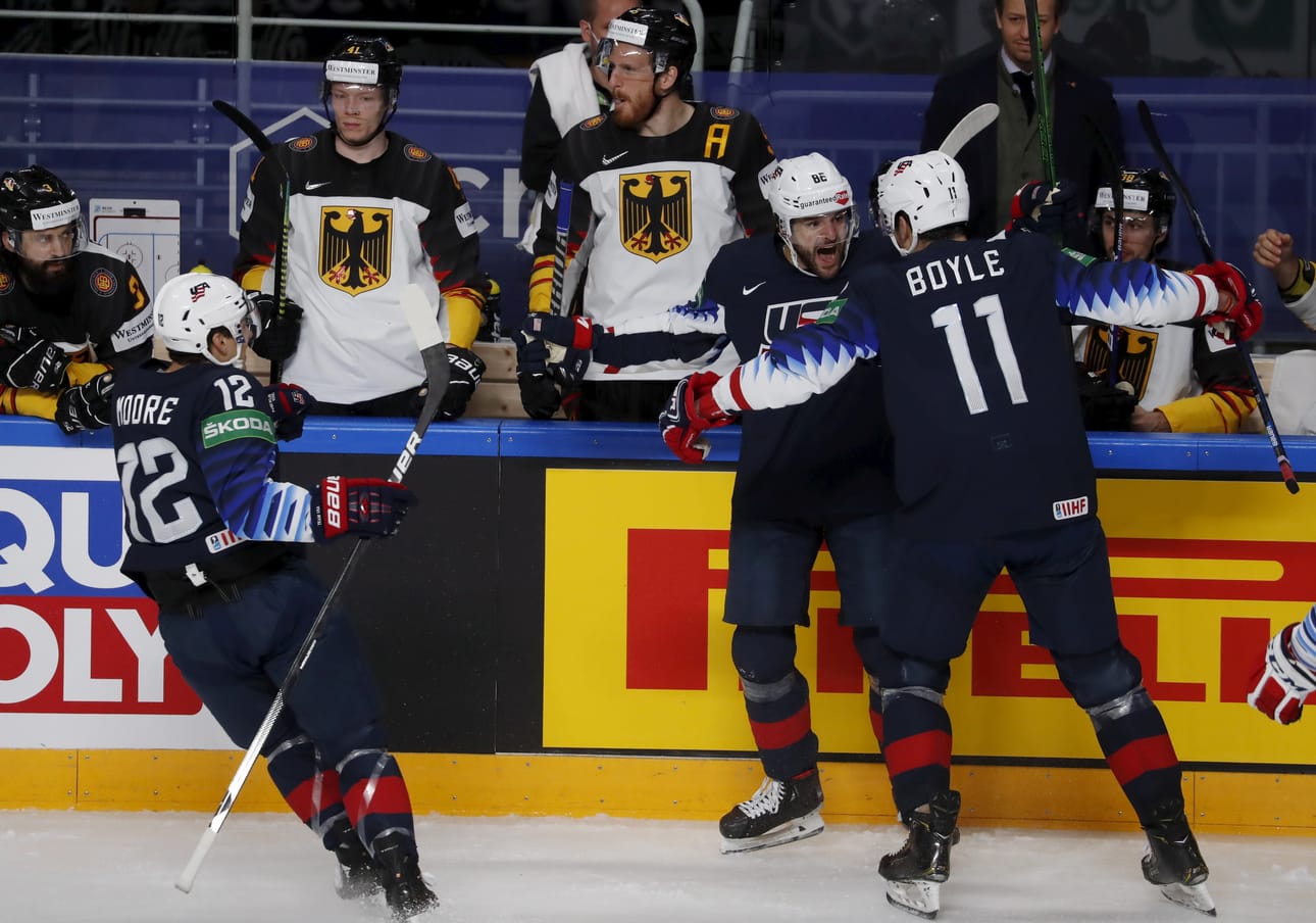 Christian Wolaninin (kesk.) maalia juhlistamassa Yhdysvaltain Trevor Moore (vas.) ja Brian Boyle.
