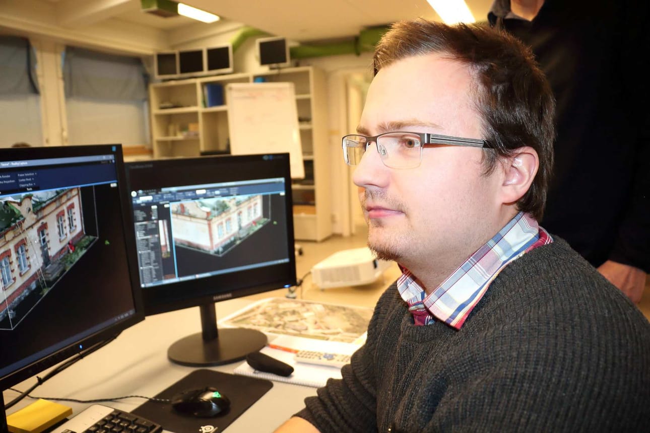 IT-pajan 3D-tuotannon ohjaaja Tuomas Mämmelä opastaa pajalaisia muun muassa mallinnusten tekemisessä.