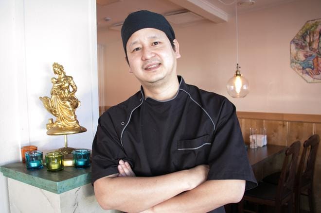 Ravintoloitsija Dominic Chia on 36-vuotias ja ollut ravintola-alalla 16-vuotiaasta asti. Hän on syntyisin Intiasta ja etniseltä taustaltaan kiinalainen. Hän muutti perheineen viisi vuotta sitten Ruotsista Suomeen. Kuva: Jorma Havula