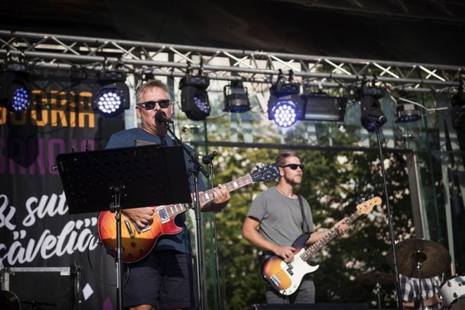 Housebändinä toimi Big Wild Banana Band, yhtyeen kitaristina toimivan Vaasan Ikkunan päätoimittaja Vesa Koivumäen johdolla. KUVAT JARNO PELLINEN