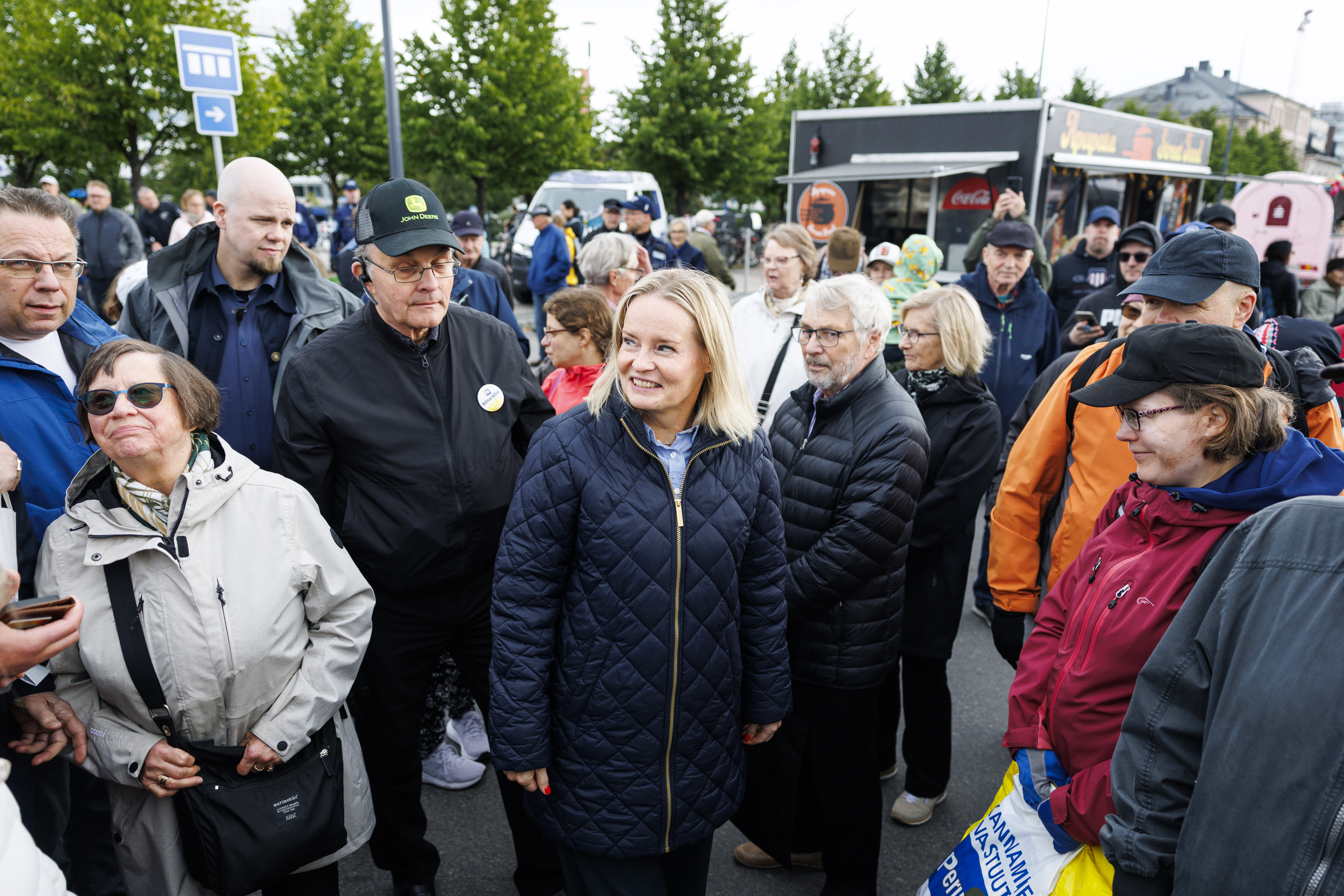Pääministeripuolueen asemaa hamuava Purra Oulussa: Send them back -lippalakit eivät kohdistu teknologiayritysten osaajiin