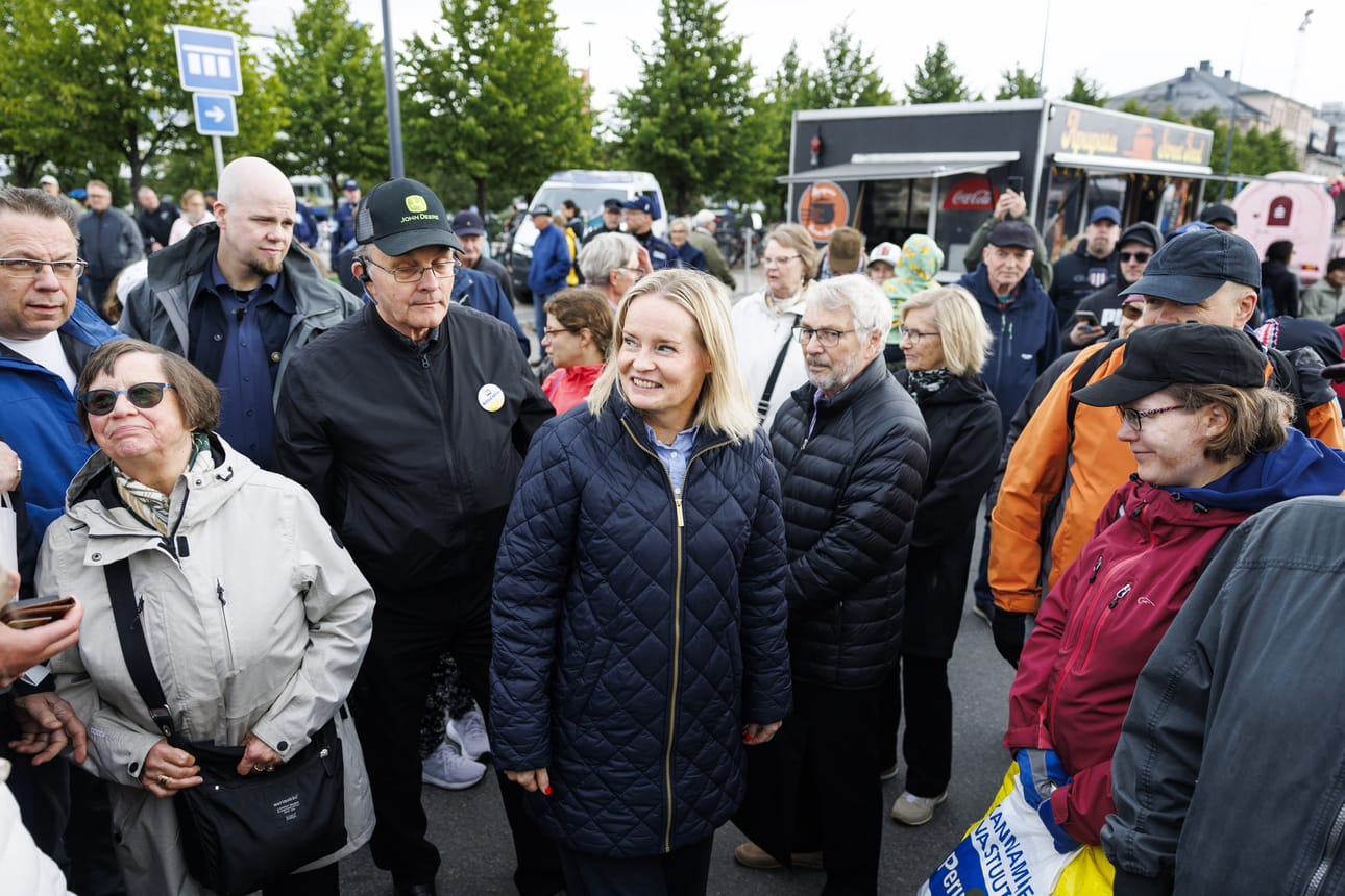 Perussuomalaisten valtiovarainministeri Riikka Purra houkutteli lauantaina Oulun torille runsaasti kuulijoita.