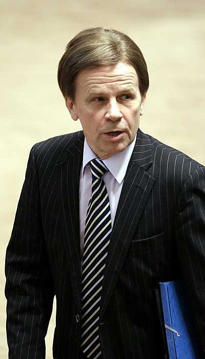 Mauri Pekkarinen eduskunnassa torstaina.