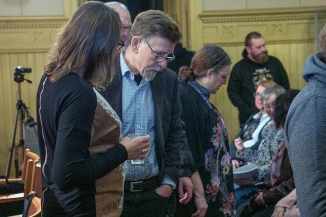 Kaskisten kaupunginhallituksen puheenjohtaja Carl-Gustav Mangs neuvottelutauolla maanantai-iltana valtuuston kokouksessa. Hän aikoo valittaa liitospäätöksen hylkäämisestä. KUVA: JORMA HAVULA