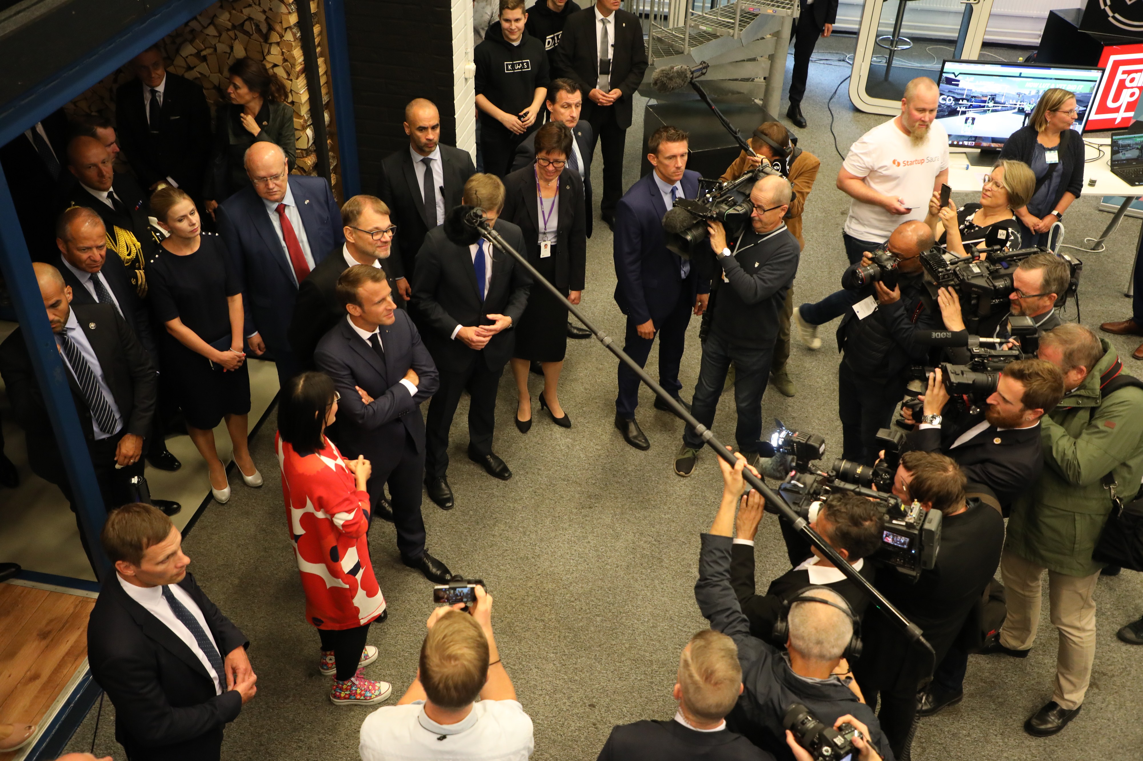 Ranskan presidentti Emmanuel Macron ja pääministeri Juha Sipilä tutustuivat Aalto-yliopistolla yhteisiin mielenkiinnon kohteisiin: innovaatioihin, digitalisaatioon ja startupeihin.